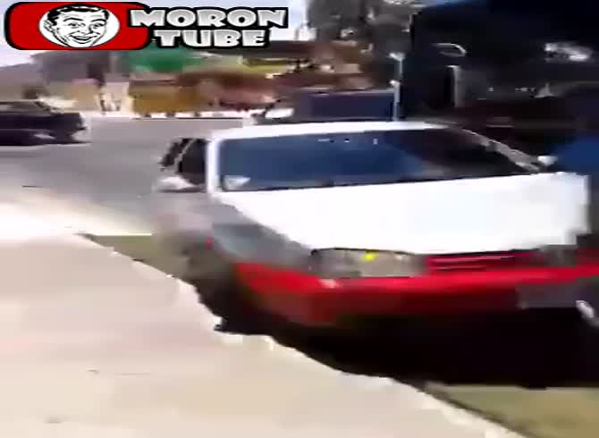 Video :To get away, the bus driver collides with two vehicles